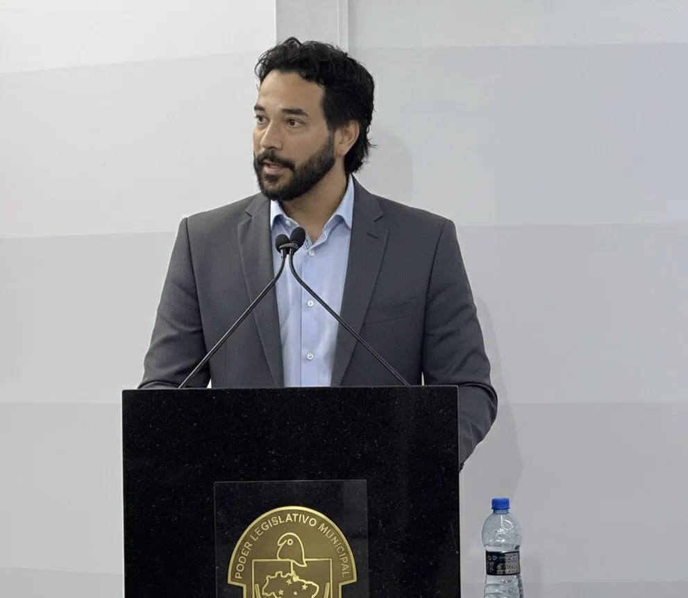 Max Pires discursa na tribuna da Câmara de Vereadores de Jaraguá do Sul no dia em que recebeu a Moção de Aplausos