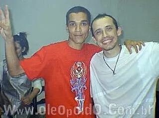 Max Pires ao lado de John Ulhoa, do Pato Fu, em cobertura na boate Notre, com a marca d'água www.oleopoldo.com.br